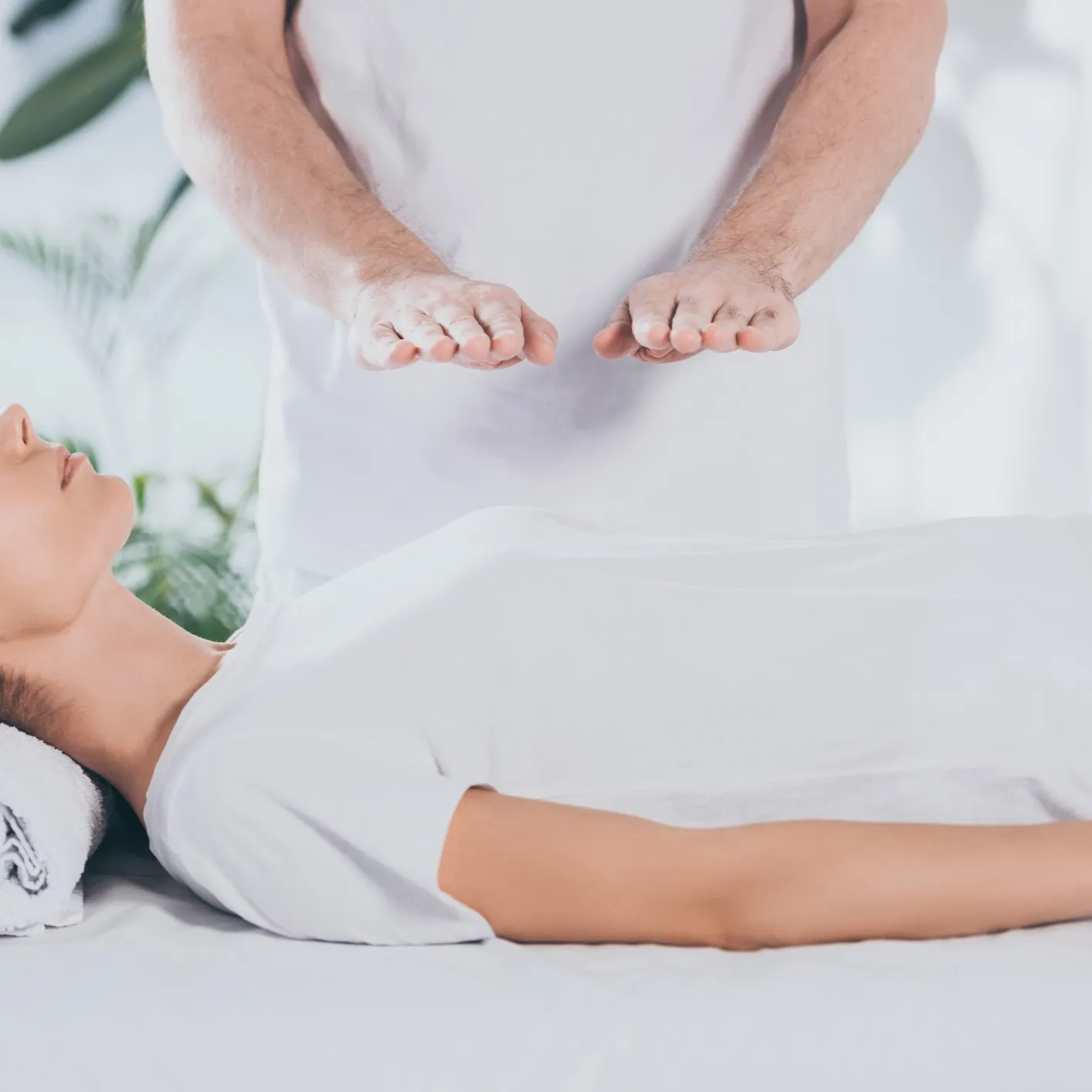 νεαρή γυναίκα δέχεται θεραπεία ρέικι